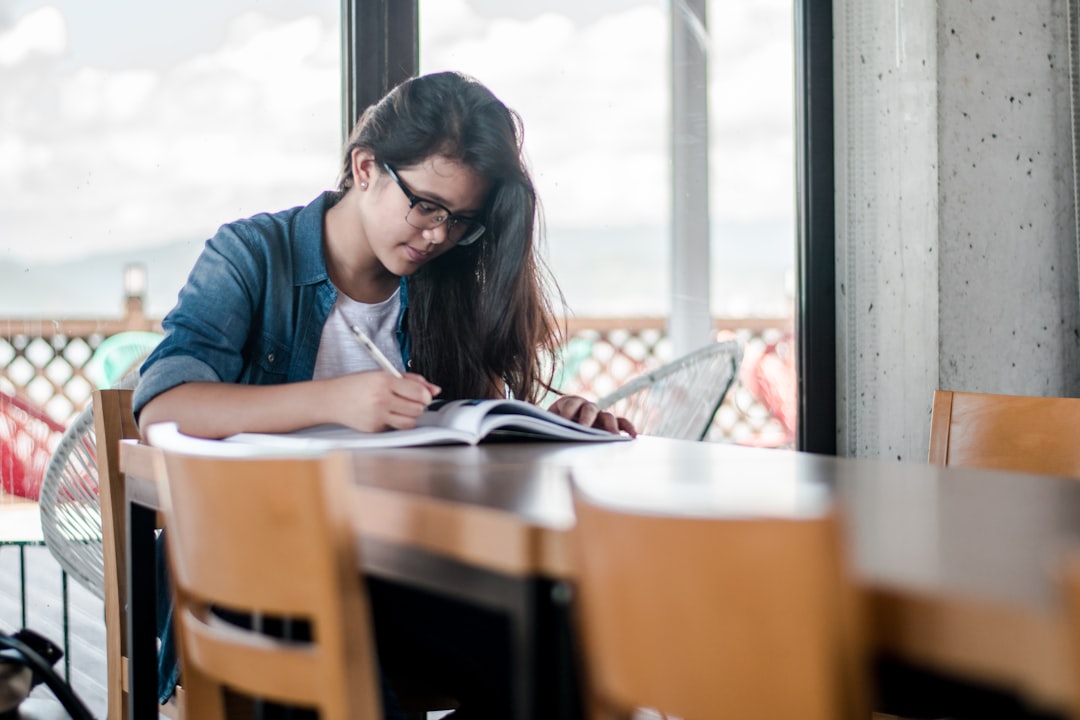 Người học ghi chép vào vở — ảnh minh họa luyện thi THPT và đại học