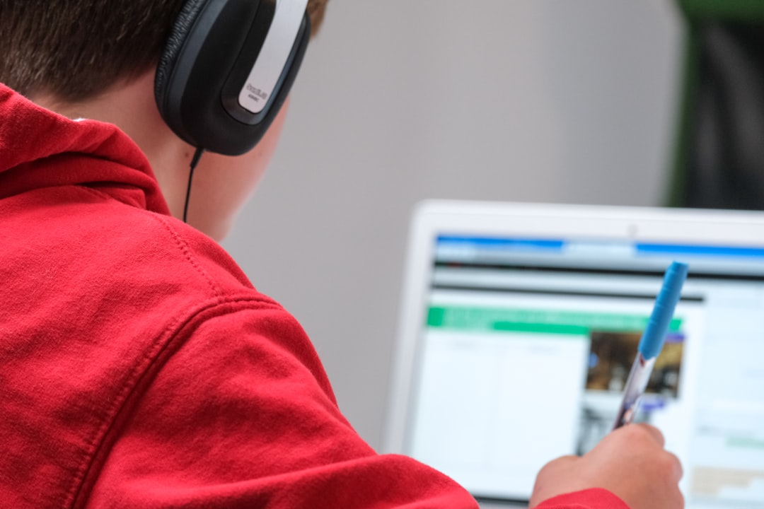 Học sinh dùng máy tính và tai nghe tại nhà — ảnh minh họa học online