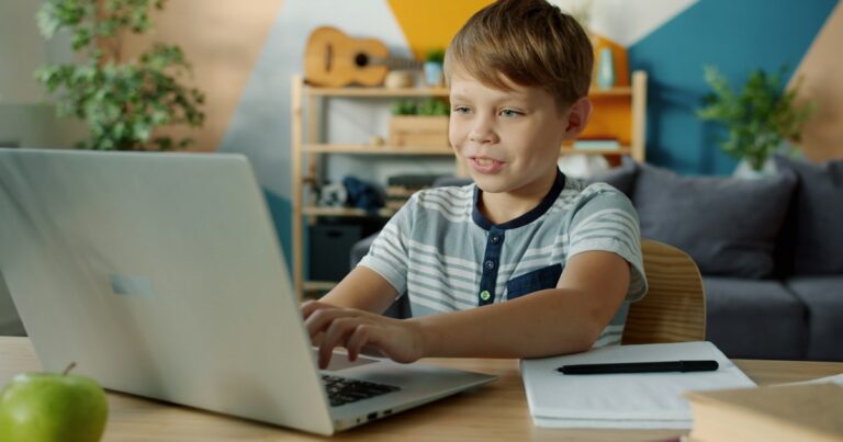 Học sinh tự học với laptop và vở bài tập tại nhà, minh họa Góc Học Sinh nhận bài và xem kết quả