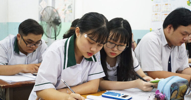 Học sinh lớp 12 Việt Nam luyện tập và chuẩn bị cho kỳ thi