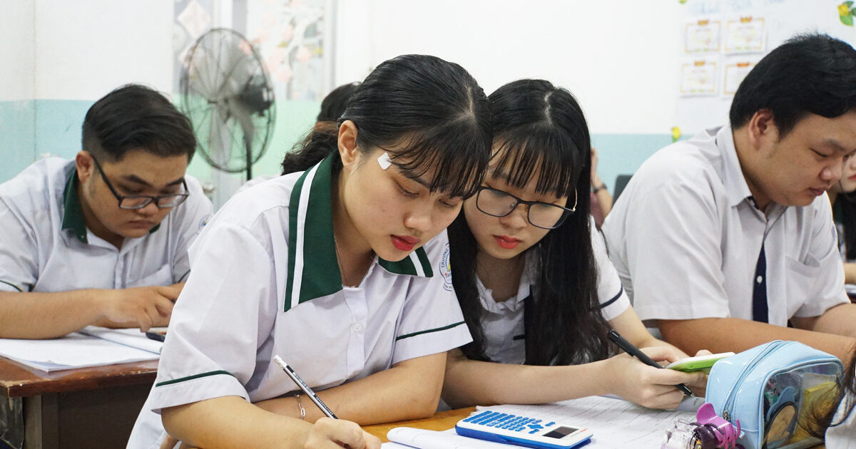 Học sinh lớp 12 Việt Nam luyện tập và chuẩn bị cho kỳ thi