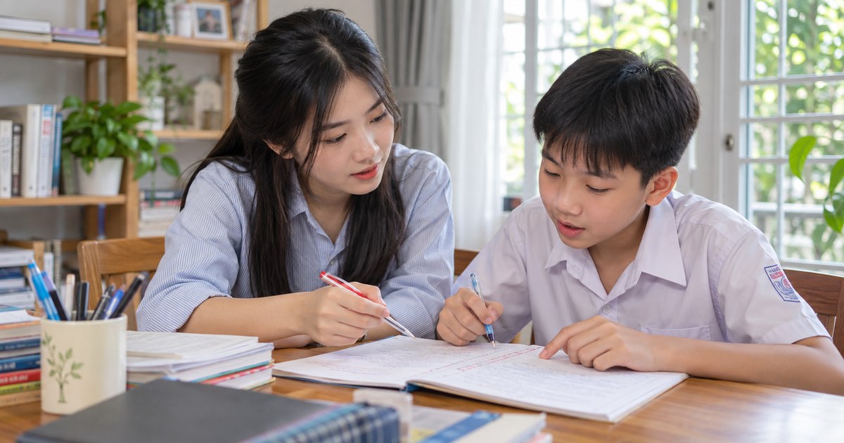 Gia sư và học sinh Việt Nam trong buổi học về gia sư chữa bài sai
