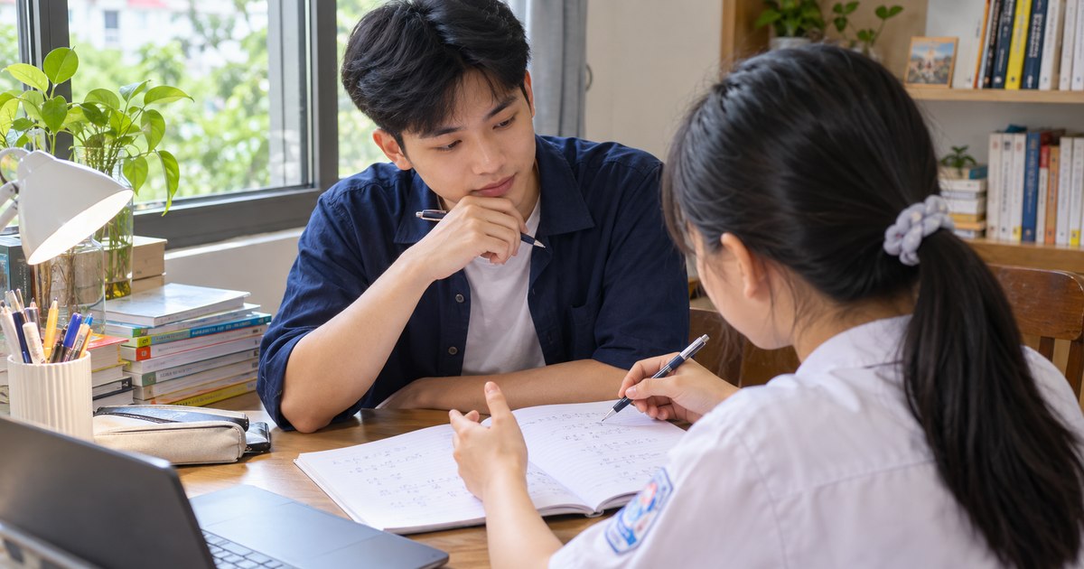 Gia sư và học sinh Việt Nam trong buổi học về tạo bài tập tương đương